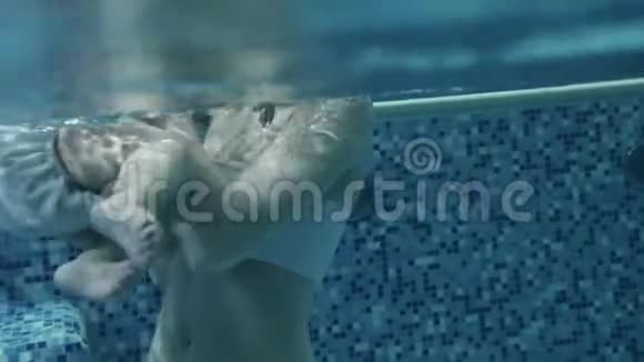 小女婴游泳学习幼儿游泳视频的预览图