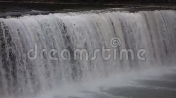 西北地区的瀑布视频的预览图