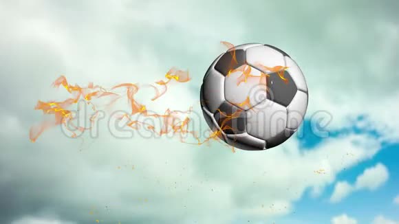 足球在多云的天空中飞行视频的预览图