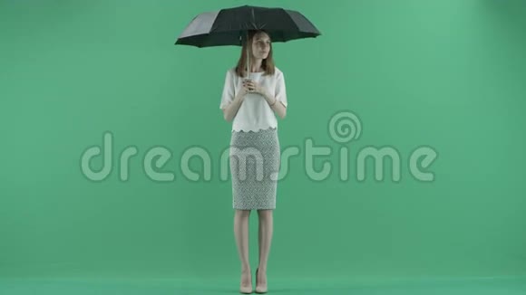 伞下的年轻女子视频的预览图