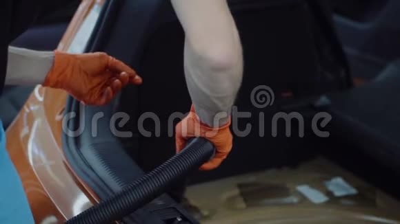 用吸尘器清洁汽车内部视频的预览图