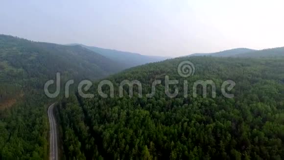 俄罗斯布里亚蒂亚贝加尔湖针叶林空中观景路视频的预览图