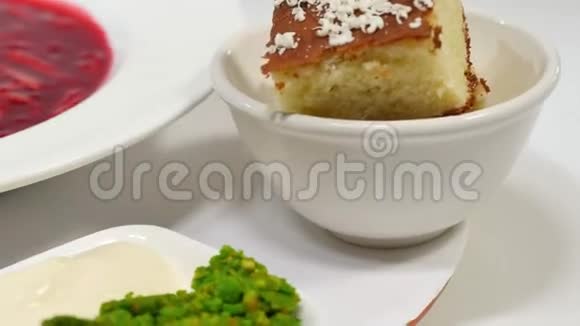 盘子里有肉的红罗施一种美味的红罗宋汤白色盘子上有酸奶油和草药传统乌克兰视频的预览图