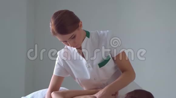 水疗中心的年轻女子传统的愈合治疗和按摩治疗保健皮肤护理按摩骨病视频的预览图