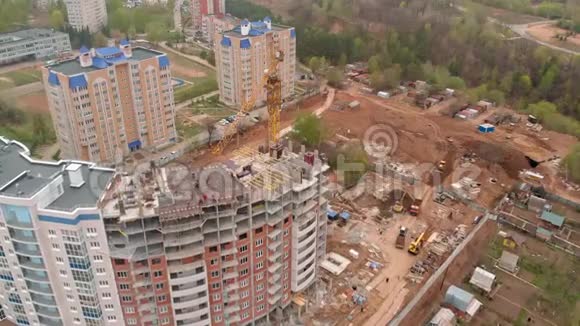 建设住宅高层建筑无人机的空中射击视频的预览图