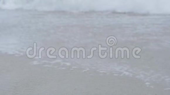 阴天时海浪拍打在沙滩上视频的预览图
