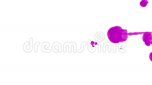 紫罗兰色墨水滴在白色背景上以达到效果三维渲染体素图形计算机模拟24视频的预览图