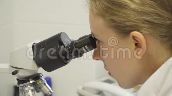 女医生在显微镜下看视频的预览图