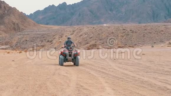 乘坐四方自行车的女孩穿越埃及沙漠视频的预览图