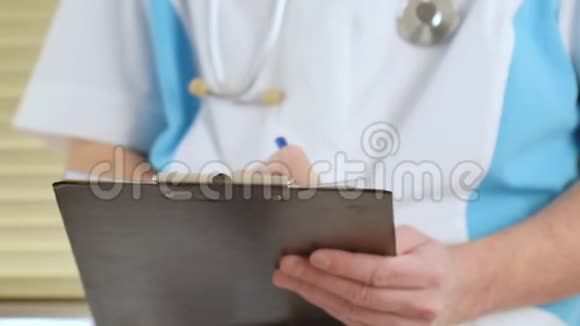 男医生为病人在剪贴板上书写RX处方视频的预览图