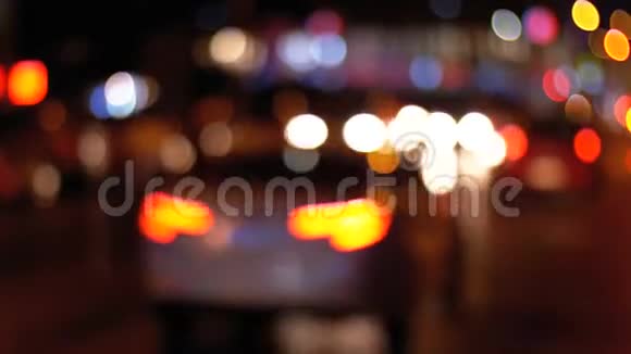 散焦夜城交通灯视频的预览图