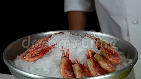 厨师在冰上准备一盘煮虾视频的预览图