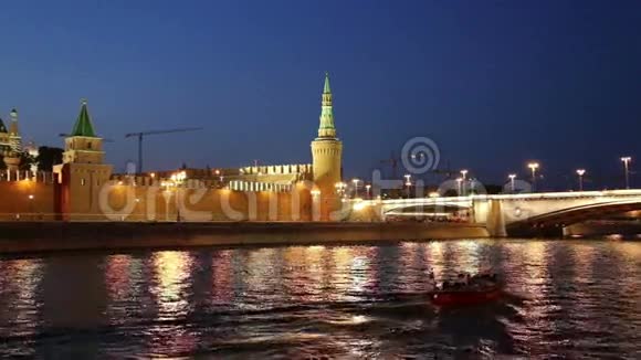 俄罗斯莫斯科莫斯科克里姆林宫附近莫斯科河上的观光游船视频的预览图