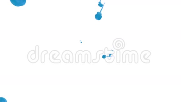 蓝色墨水滴在白色背景上以达到效果三维渲染体素图形计算机模拟36视频的预览图