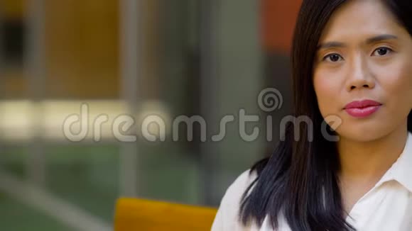 快乐微笑的亚洲女人的肖像视频的预览图