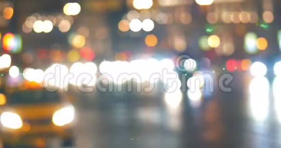 城市和交通的模糊灯光视频的预览图