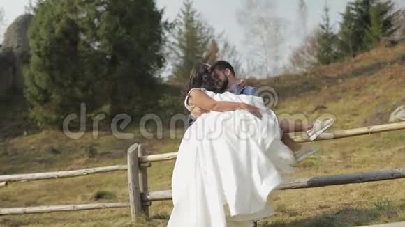 公园里有新娘新婚夫妇相爱的幸福家庭视频的预览图