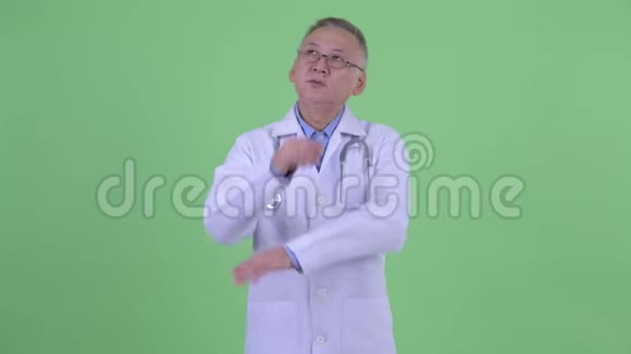 快乐成熟的日本男医生思维视频的预览图