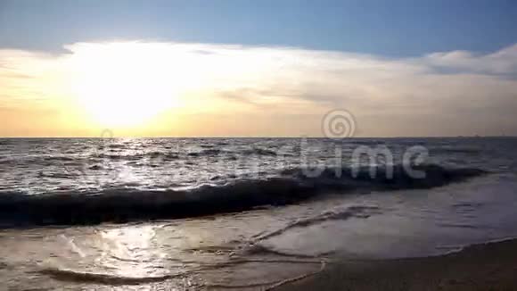 日落时海浪在海边视频的预览图