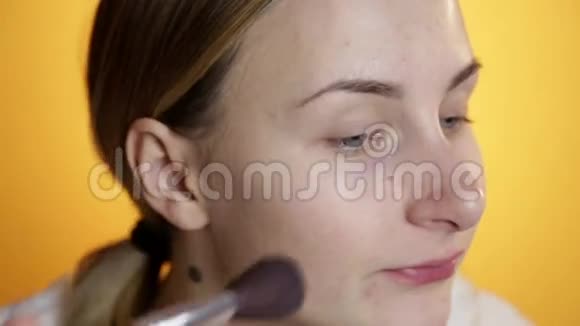 化妆的年轻女子视频的预览图