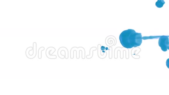 蓝色墨水滴在白色背景上以达到效果三维渲染体素图形计算机模拟25视频的预览图