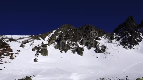 全景水平许多人开始在一个滑雪胜地的一个整洁的滑雪坡上滑雪太阳照耀着视频的预览图