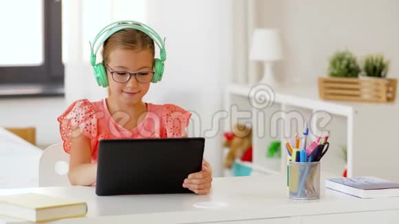 戴着平板电脑耳机的女孩视频的预览图