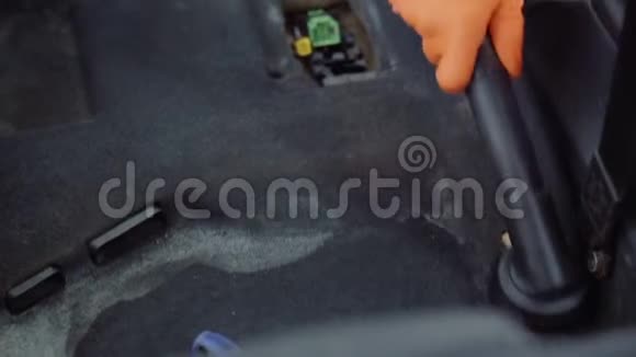 用吸尘器清洁汽车内部视频的预览图