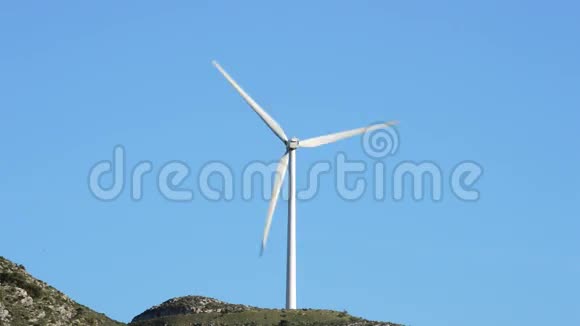 风力发电机能源塔在蓝天的群山中移动视频的预览图