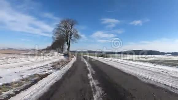冬季阳光明媚的风景里开车视频的预览图