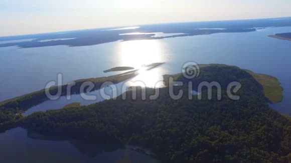 俄罗斯日落时塞利格湖上的克利森岛鸟瞰图视频的预览图