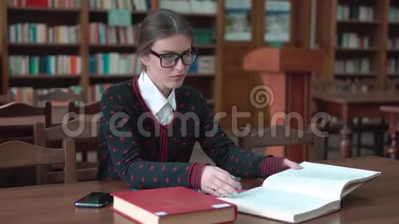 图书馆里的女学生视频的预览图