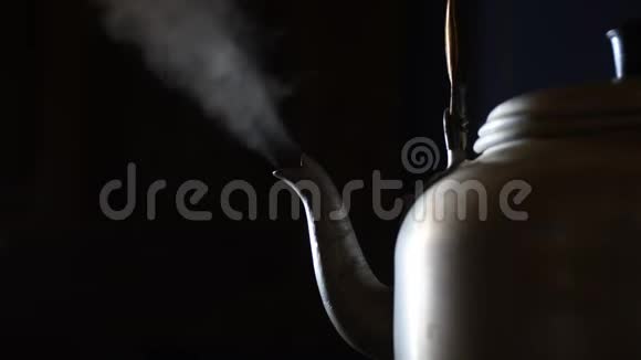 炉子上装有沸水的金属色水壶视频的预览图