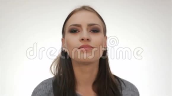 迷人的女人吹了一个吻视频的预览图
