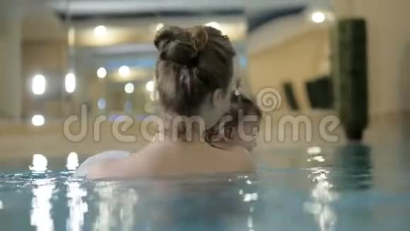 小女婴游泳学习幼儿游泳视频的预览图