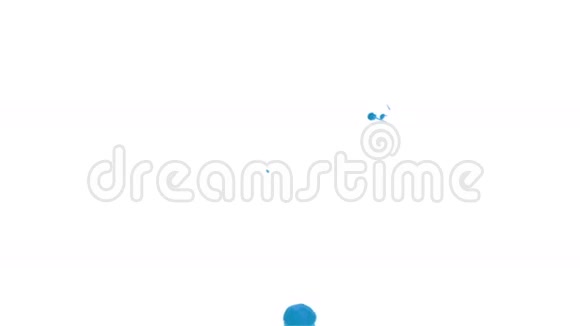 蓝色墨水滴在白色背景上以达到效果三维渲染体素图形计算机模拟26视频的预览图