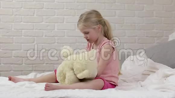 可爱快乐的小女孩玩玩具熊视频的预览图