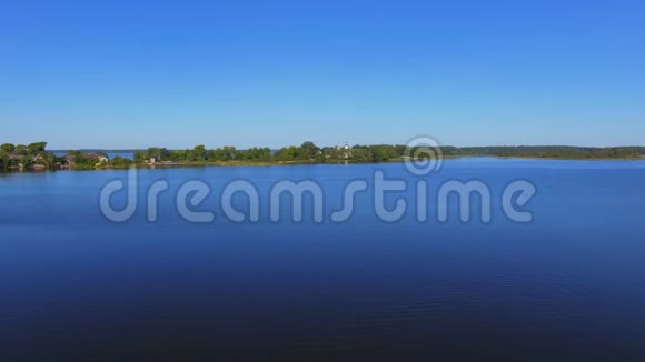 俄罗斯塞利格湖水面和城市中的空中全景视频的预览图