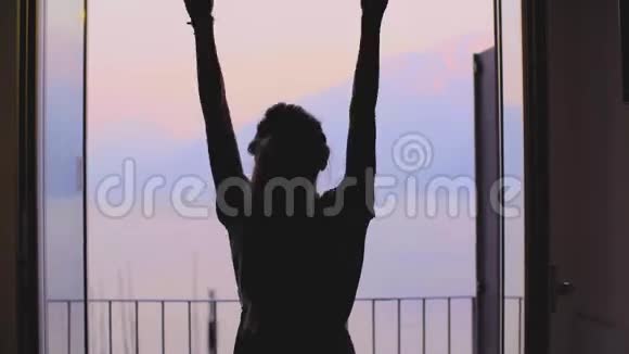 快乐的女人跳舞的WIth举起了手视频的预览图