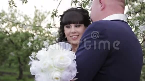 新郎新娘在苹果园浪漫漫步视频的预览图