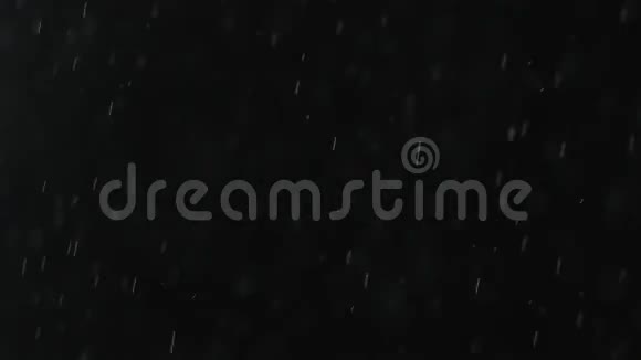 黑色背景下落下的雨或雪视频的预览图