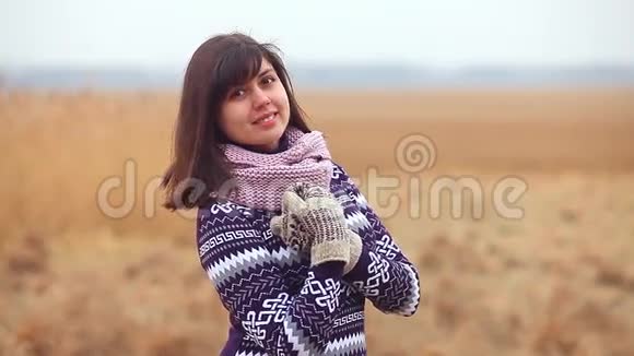 穿着毛衣和手套的女孩子肖像视频的预览图