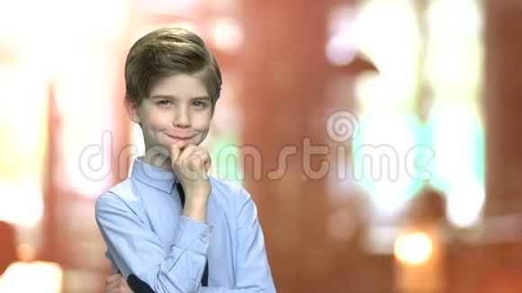 微笑的白种人儿童男孩的肖像视频的预览图