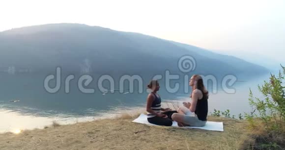 朋友在湖边4k附近做瑜伽视频的预览图