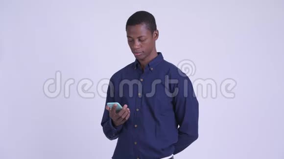 年轻快乐的非洲商人在打电话视频的预览图