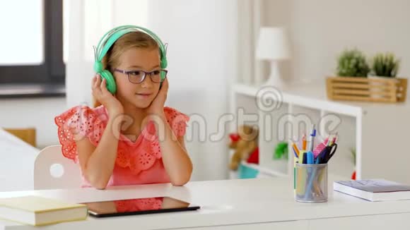 戴耳机的女孩在家听音乐视频的预览图