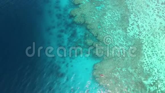 深蓝色的海洋和珊瑚礁视频的预览图