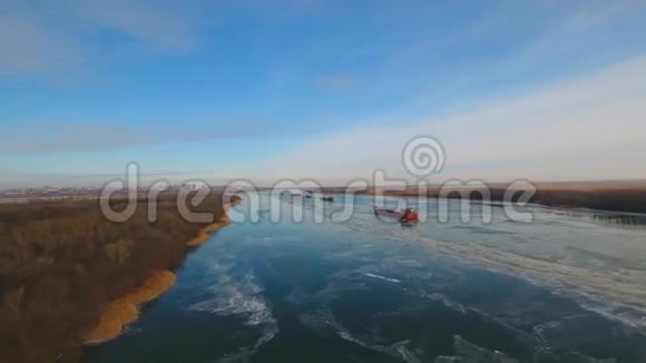 在美丽的冰冻河流中的货船视频的预览图