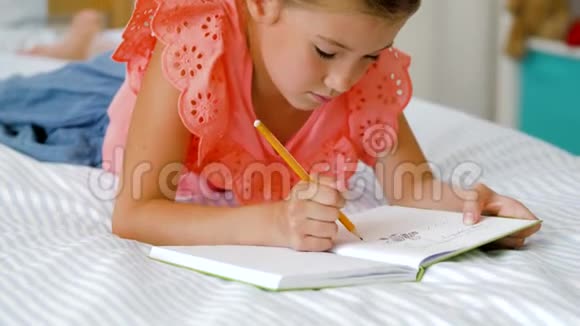 小女孩在家画素描书视频的预览图