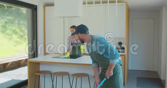 厨房清洁服务队视频的预览图